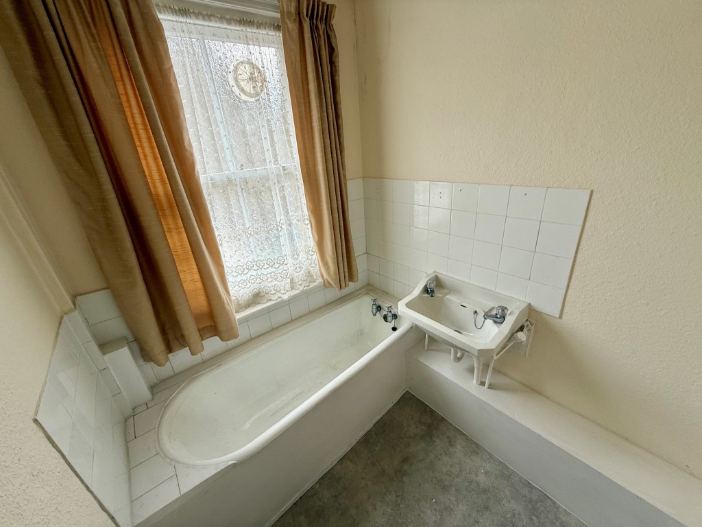 Lot: 100 - SUBSTANTIAL CORNER PROPERTY WITH POTENTIAL - First floor - bathroom
